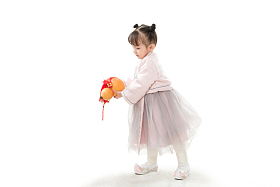 可爱的小女孩拿着葫芦