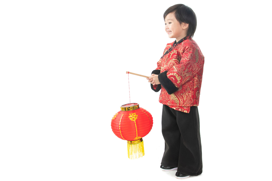 可爱的小男孩拿着红灯