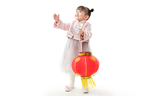 可爱的小女孩拿着红灯笼照片