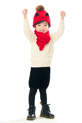 快乐玩耍的小男孩