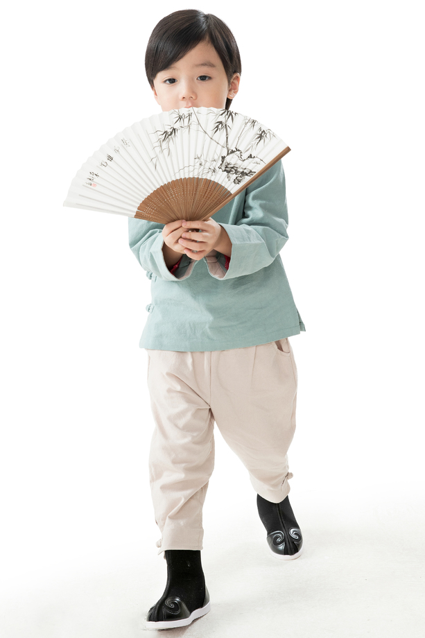 可爱的的小男孩拿着扇子玩耍图片