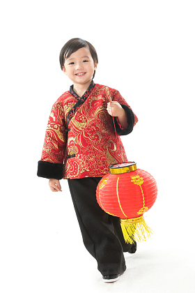 可爱的小男孩拿着红灯笼照片