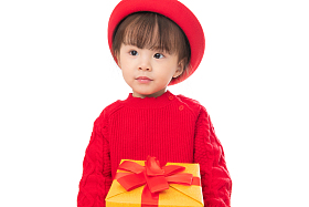 可爱的小女孩拿着新年礼物