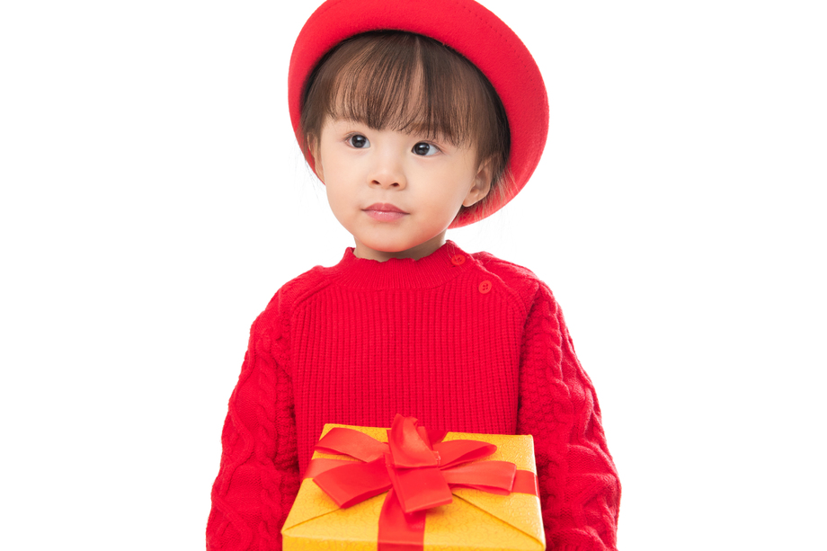 可爱的小女孩拿着新年礼物 可爱的小女孩拿着新年礼物