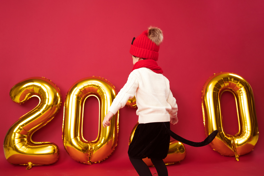 过新年的小男孩玩耍 过新年的小男孩玩耍