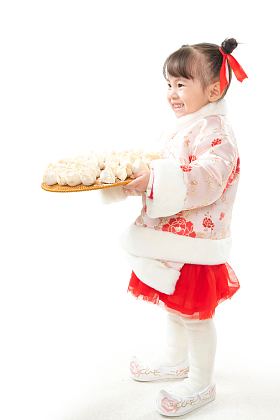 过新年的小女孩拿着饺子图片