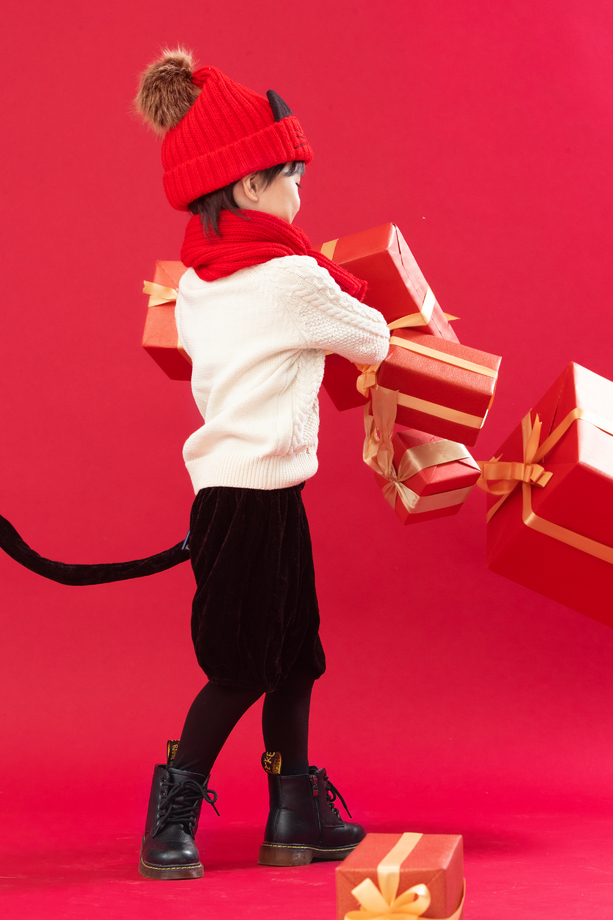 可爱的小男孩拿新年礼物 可爱的小男孩拿新年礼物