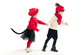 两个小朋友庆祝新年