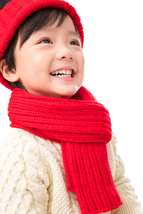 快乐玩耍的小男孩照片