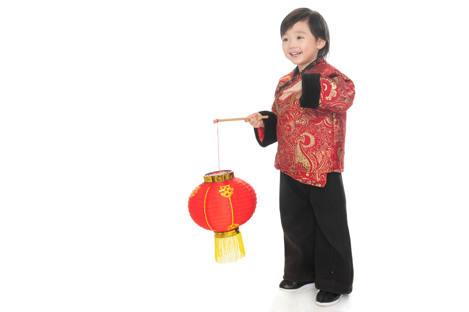 可爱的小男孩拿着红灯