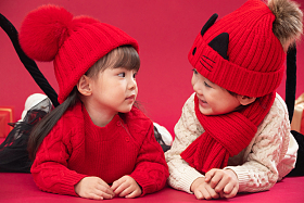 两个小朋友趴在地上玩耍