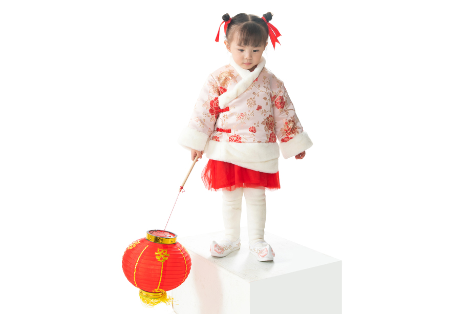 可爱的小女孩拿着红灯笼图片 可爱的小女孩拿着红灯笼图片