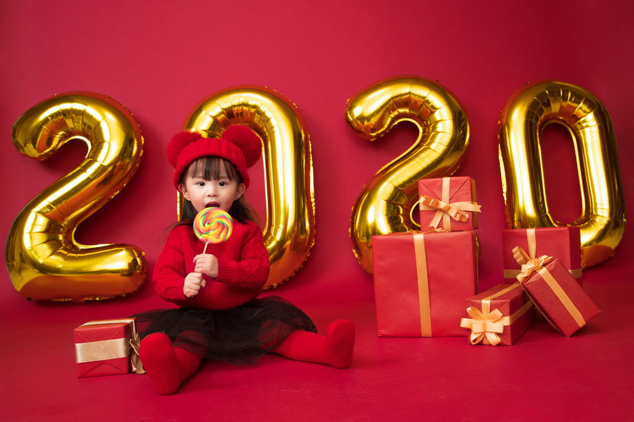 可爱的小女孩吃棒棒糖 可爱的小女孩吃棒棒糖