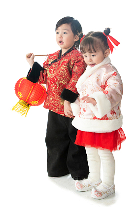 庆祝新年的两个小朋友拿着红灯