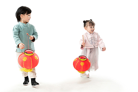 过新年的两个小朋友拿着红灯