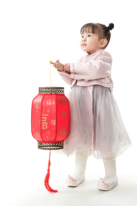 可爱的小女孩拿着红灯