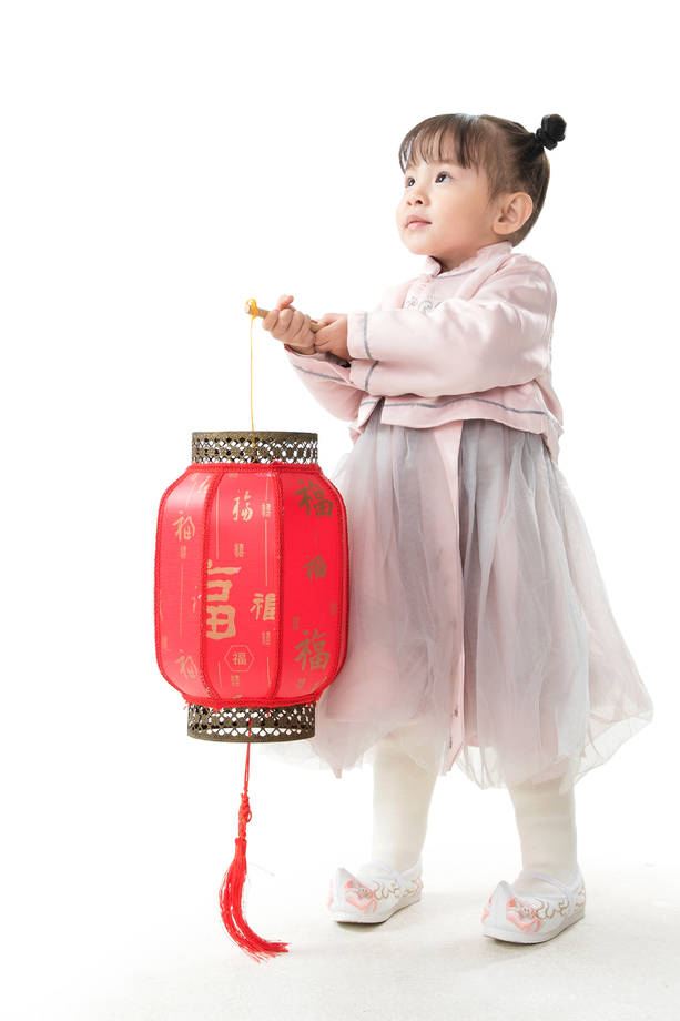 可爱的小女孩拿着红灯