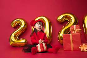 可爱的小女孩过新年