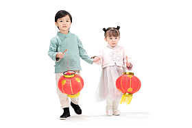 两个小朋友手牵手拿着红灯笼图片