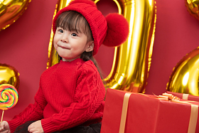 可爱的小女孩拿着棒棒糖图片