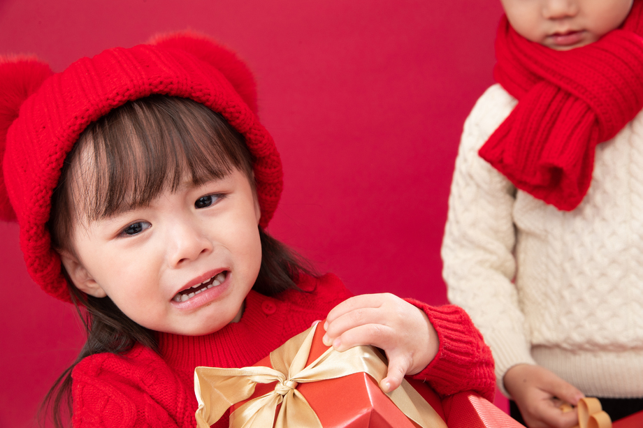 两个小朋友拿新年礼物 两个小朋友拿新年礼物