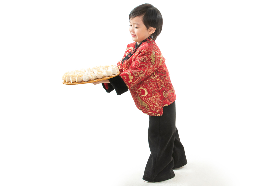 过新年的小男孩端着饺子图片
