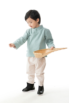 可爱的小男孩拿着簸箕