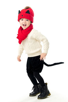 快乐玩耍的小男孩图片