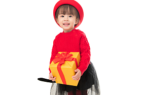 可爱的小女孩拿着新年礼物