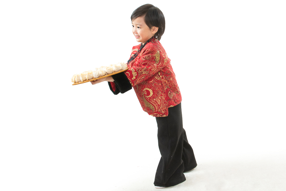 过新年的小男孩端着饺子 过新年的小男孩端着饺子