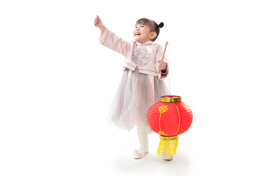 可爱的小女孩拿着红灯笼图片 可爱的小女孩拿着红灯笼图片