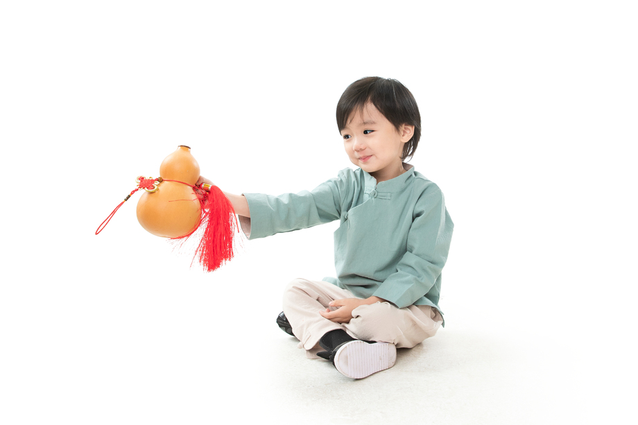 可爱的小男孩拿着葫芦