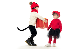 两个小朋友拿着新年礼物图片