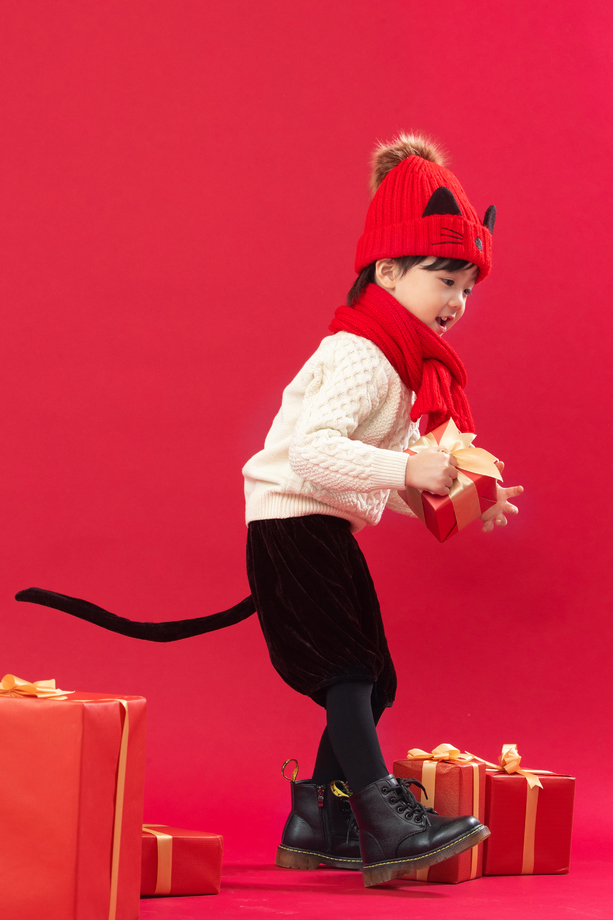 可爱的小男孩拿新年礼物照片 可爱的小男孩拿新年礼物照片