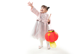 可爱的小女孩拿着红灯