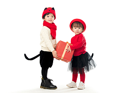 两个小朋友拿着新年礼物图片