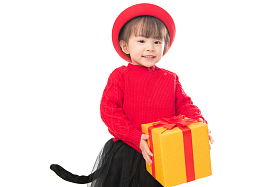 可爱的小女孩拿着新年礼物