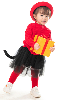 可爱的小女孩拿着新年礼物