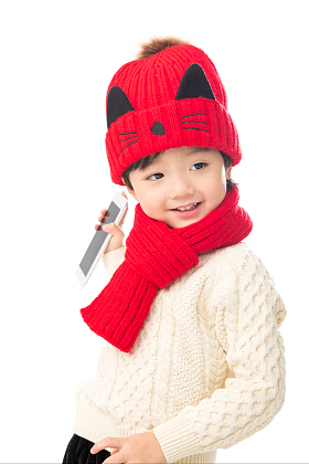 小男孩拿着手机图片