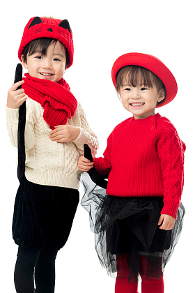 两个小朋友庆祝新年