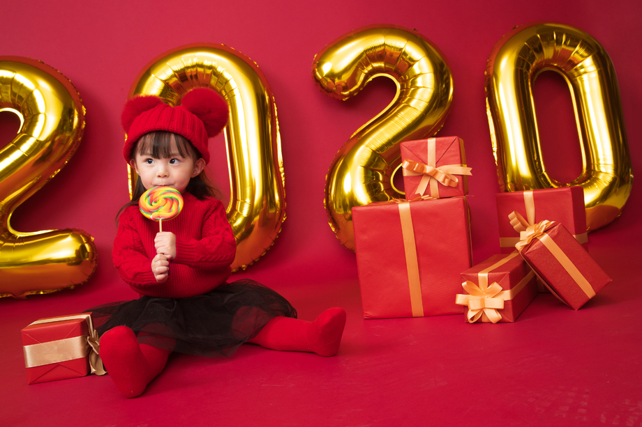 可爱的小女孩吃棒棒糖图片 可爱的小女孩吃棒棒糖图片