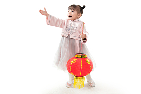 可爱的小女孩拿着红灯笼图片