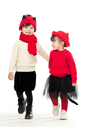 两个小朋友庆祝新年