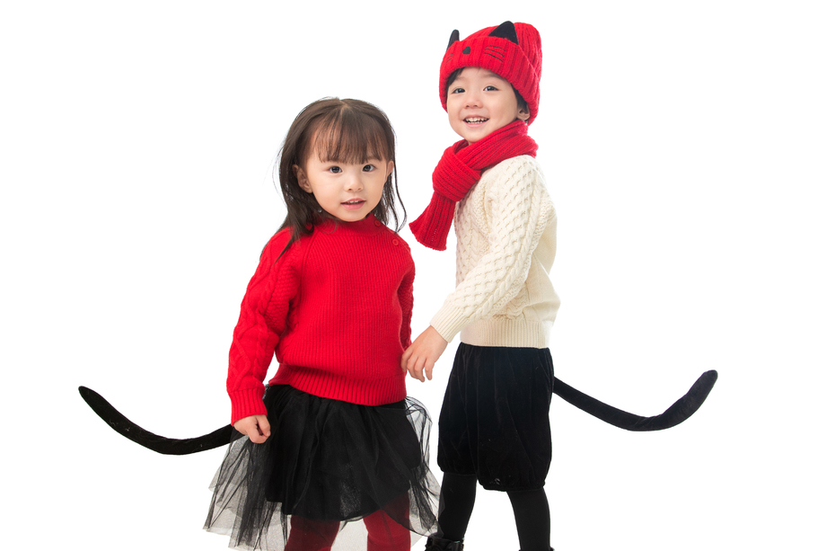 两个小朋友庆祝新年 两个小朋友庆祝新年