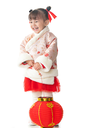 可爱的小女孩拿着红灯