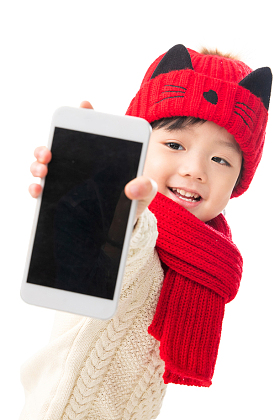 小男孩拿着手机图片