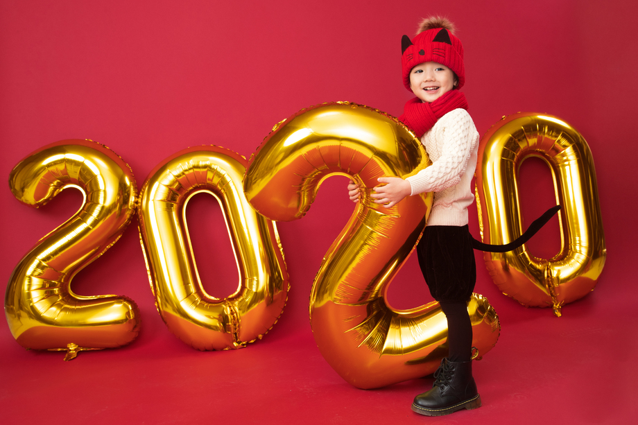 过新年的小男孩玩耍 过新年的小男孩玩耍