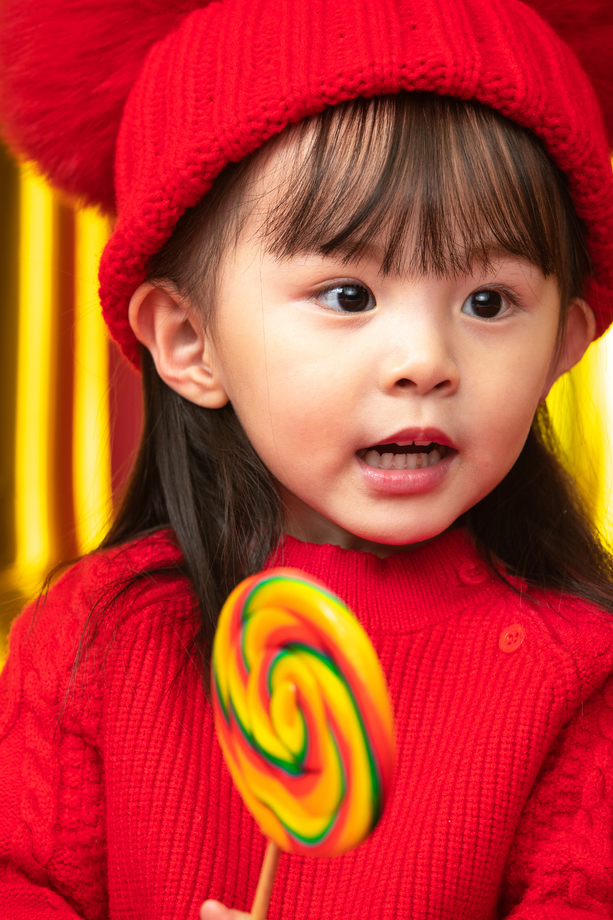 过新年的小女孩吃棒棒糖 过新年的小女孩吃棒棒糖