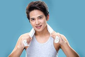 肩膀上搭着毛巾的年轻男人图片