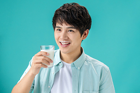 年轻男人喝牛奶